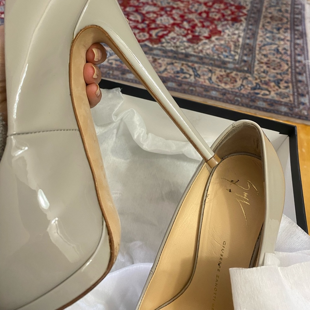 Giuseppe Zanotti Cream Patent Leather Peep-Toe Pumps - Picture 7 of 16